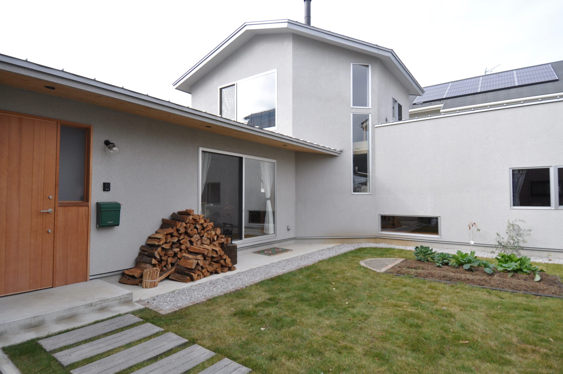 　埼玉県坂戸市の新築住宅　　　　「庭とつながる家」