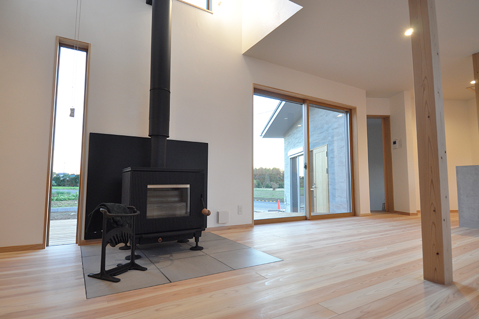 プラスチックフリーの暮らしを求めて自然素材の家　薪ストーブや屋根テラスの家
