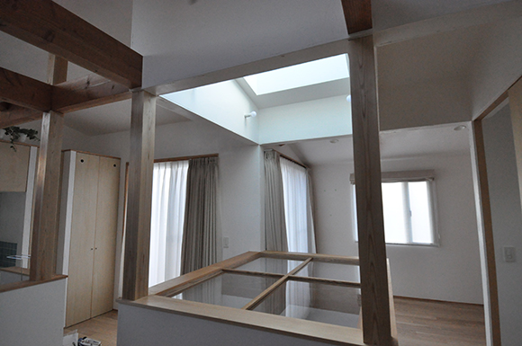 東川口の白い家