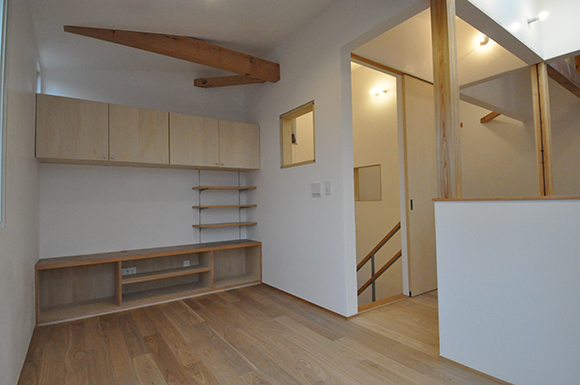 東川口の白い家