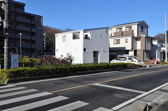 東川口の白い家