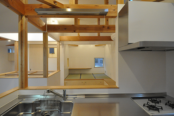 東川口の白い家