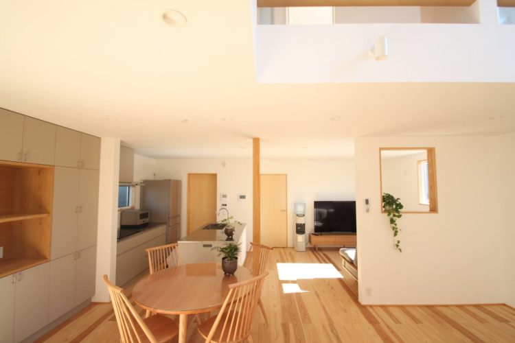 吹抜けと中庭のある家